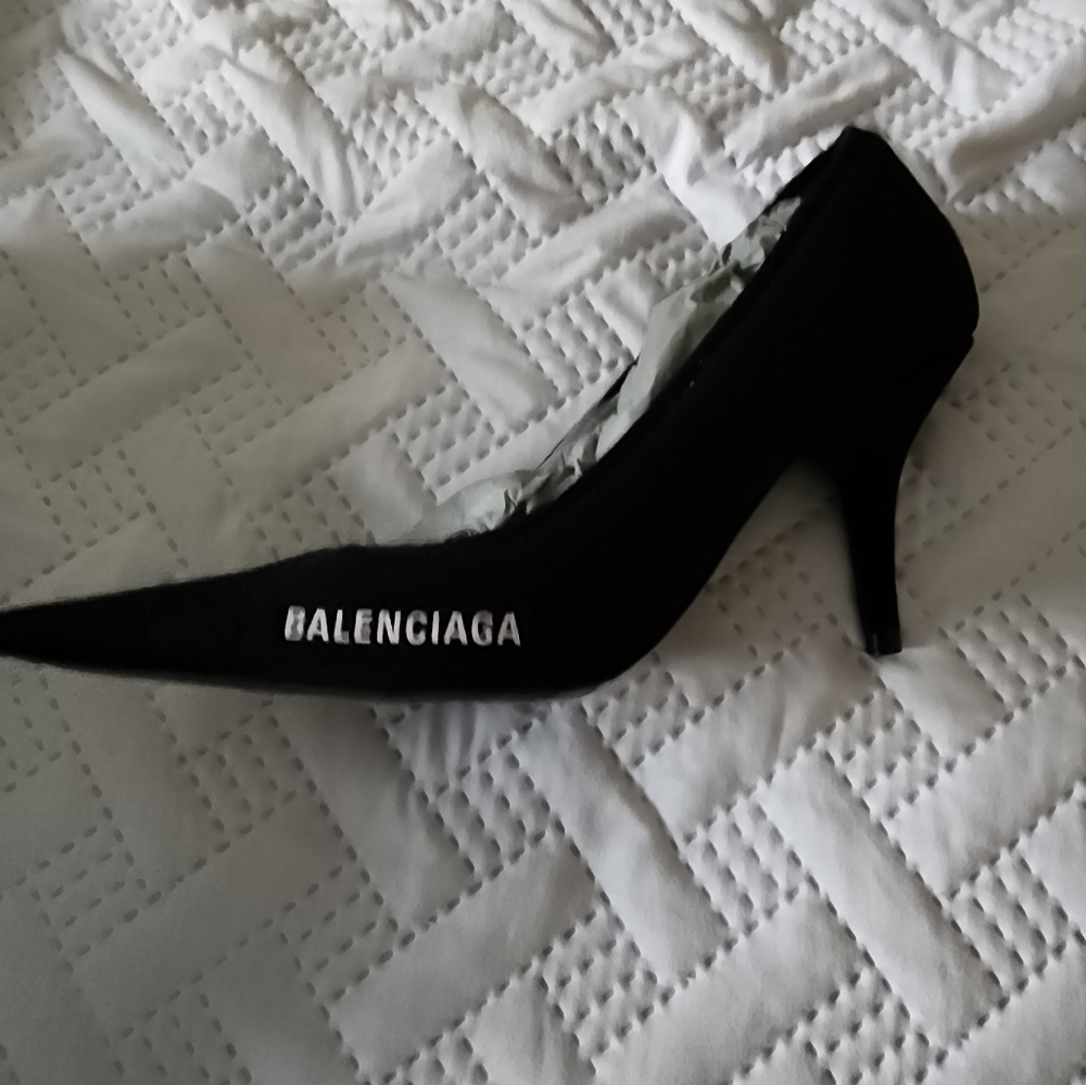 BNIB 36.5 Balenciaga Velvet Pumps
